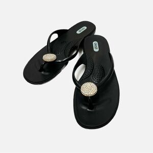 Oka-B Women’s Black Lucky Rhinestone Flip Flop Sandals Size M/L (8-9)